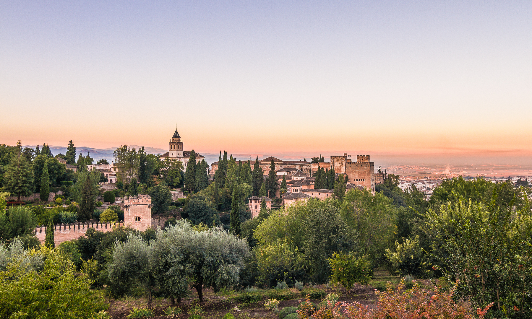 Vista Panorámica de la Alhambra desde el Generalife, Granada, España.